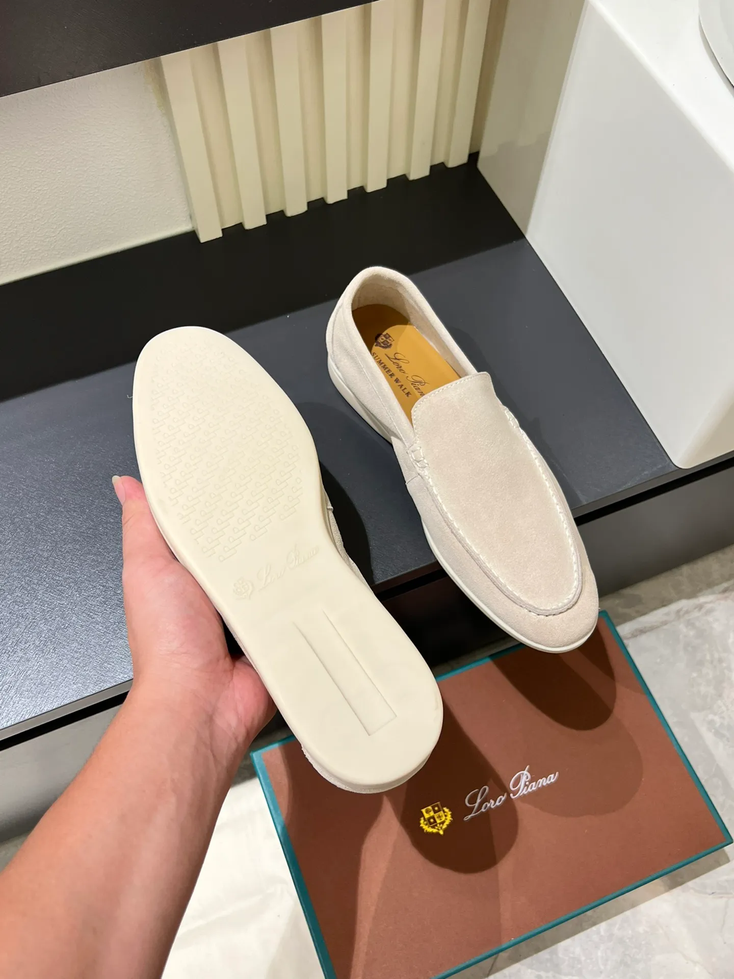 Men's shoes 💰p360 "Loro men's shoes 💰pian'*" Classic L men's shoes for couples 💰p Top version British flat loafers, a must-have item in old money style, the minimalist design is eye-catching and durable, a plus point for dressing The soft foot feel and texture are outstanding. They don’t scratch your feet and are very nice. They are matched with soft and waxy soles. They can be worn daily for a long time without getting tired. They are easy to wear, versatile and classic items, with perfect foot feel and texture! Imported cashmere fabric, the lining is made of imported A-grade water-dyed cow lining, the top version of the genuine leather midsole is sewn with pure handmade mark thread! Size: Female 35-40 (34. Customized) Male 38-44 (45.46. Customized)